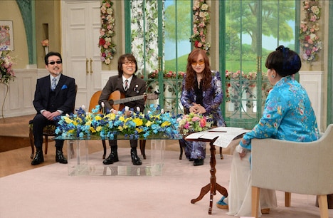 左からTHE ALFEE、黒柳徹子 (c)テレビ朝日