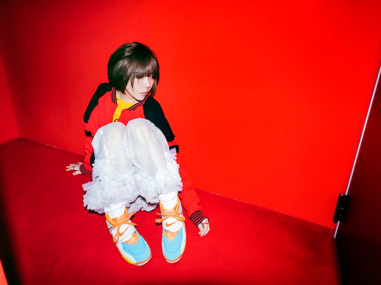 ショートカットのaikoが見つめる新作ジャケ公開 音楽ナタリー ショートカットのaikoが見つめる新作ジャケ公開 音楽ナタリー