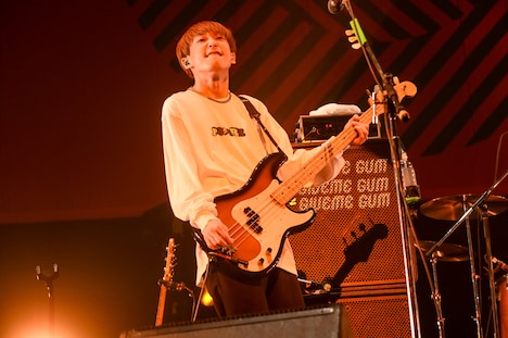 FOMAREのアマダシンスケ（B, Vo）。（Photo by MASANORI FUJIKAWA）