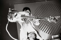 ハルカミライの須藤俊（B, Cho）。（撮影：小杉歩）