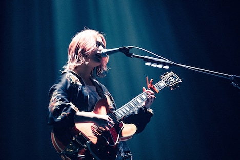 Hump Backの林萌々子（Vo, G）。（撮影：小杉歩）