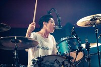 ハルカミライの小松謙太（Dr, Cho）。（撮影：小杉歩）