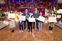 「クイズ！あなたは小学5年生より賢いの？」今年度の助っ人小学生たち。(c)日本テレビ