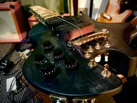 ヨシダが制作した「エレキシタール」。