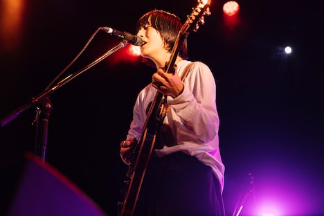 松本ユウ（Vo, G / リュックと添い寝ごはん）（Photo by Momo Angela）