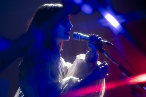 HARUNA（Vo, G）（撮影：ヤオタケシ）