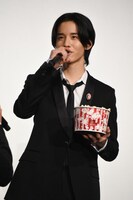 ポップコーンを手に現れた佐藤景瑚。