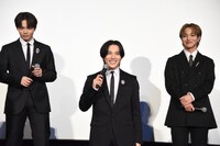 監督から褒められて照れる川西拓実（中央）。