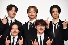 左から鶴房汐恩、川西拓実、大平祥生、河野純喜、佐藤景瑚。