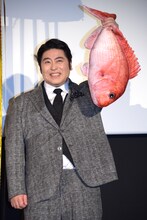 鯛を掲げる皆川猿時。