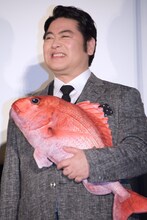 鯛を小脇に抱える皆川猿時。