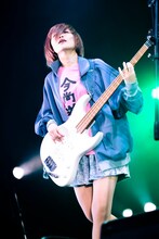 しばたありぼぼ（B, Vo）（撮影：田中聖太郎）