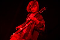 しばたありぼぼ（B, Vo）（撮影：田中聖太郎）