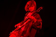 しばたありぼぼ（B, Vo）（撮影：田中聖太郎）