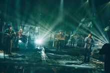 King Gnuのパフォーマンスの様子。