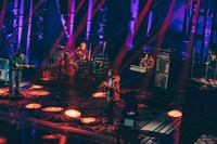 King Gnuのパフォーマンスの様子。