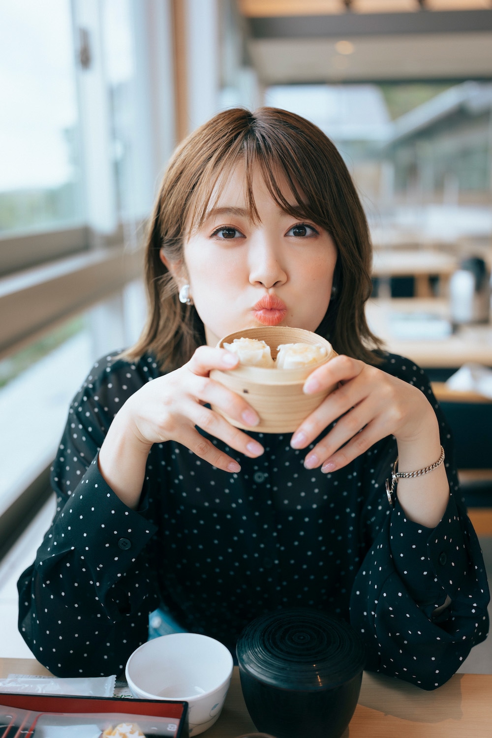 樋口日奈 1st写真集「恋人のように」より。（撮影：前康輔）