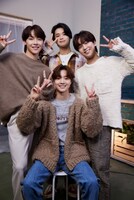 手前がEJ。後列左からNICHOLAS、K、TAKI。