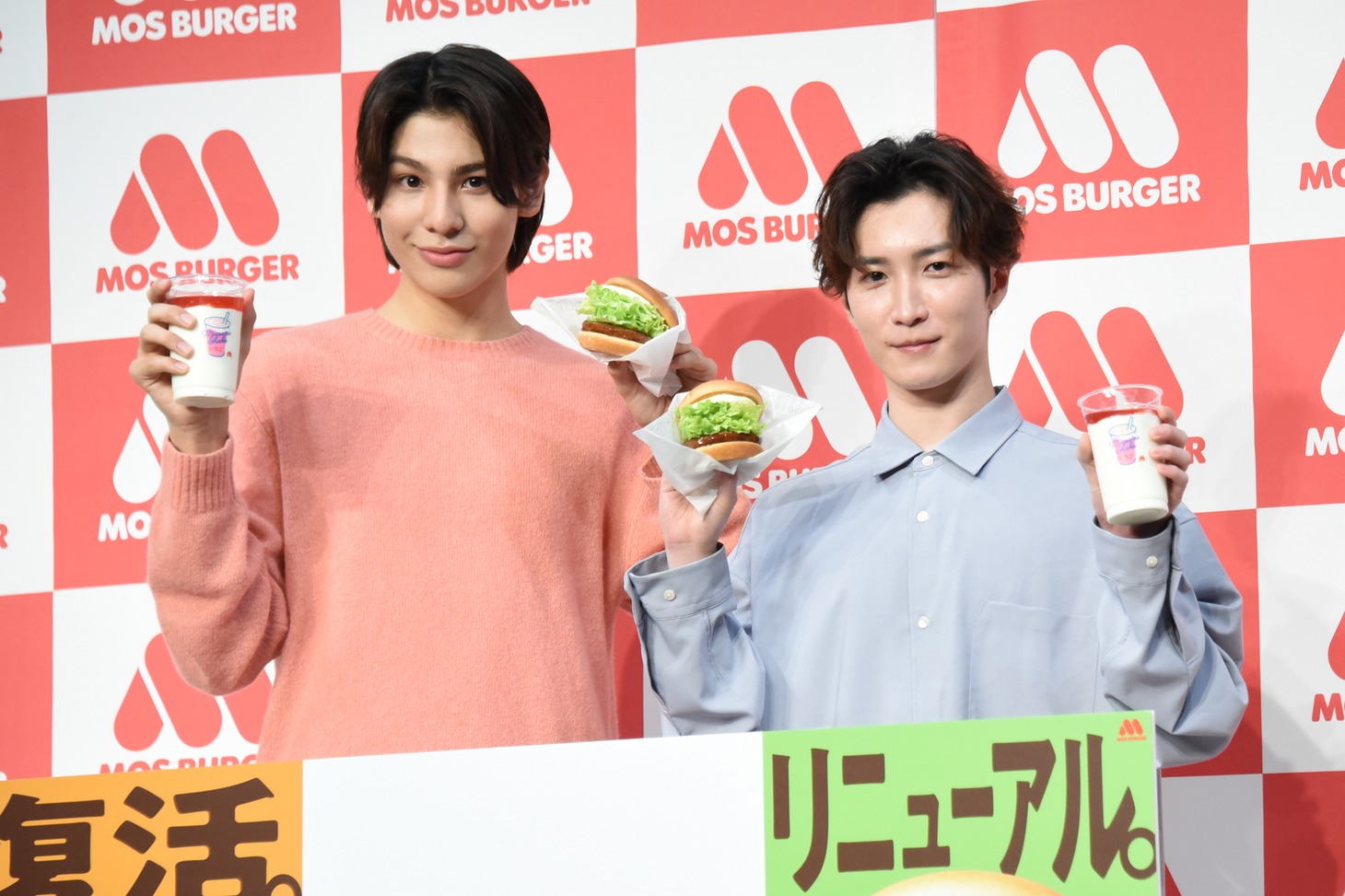 Snow Manのラウール（左）と渡辺翔太（右）。