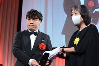 モノリスを受け取る清水恵介。