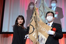 グランプリフラッグを持つ吉高由里子。