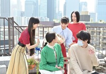 Perfumeと清原果耶、間宮祥太朗。(c)TBS