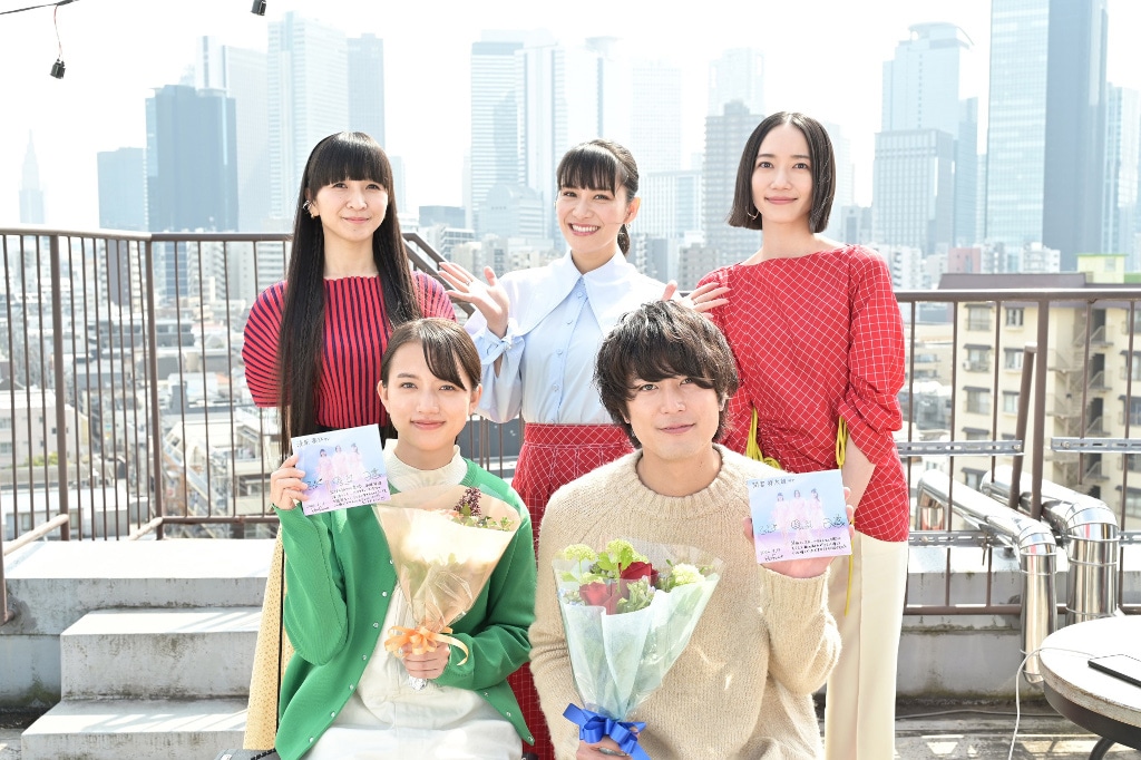 Perfumeと清原果耶、間宮祥太朗。(c)TBS
