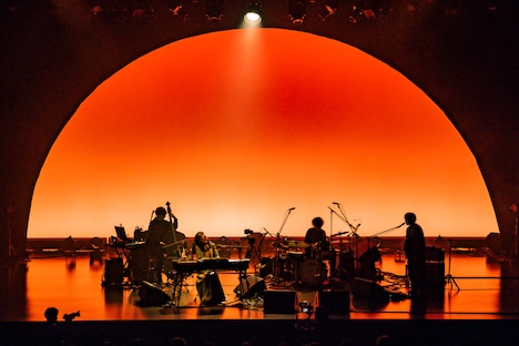 「HIGUCHIAI band one-man live 2022 [ 最悪最愛 ]」東京公演の様子。（撮影：藤井拓）