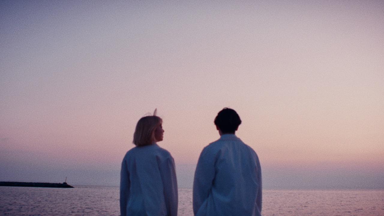 TK from 凛として時雨「As long as I love（with 稲葉浩志）」ミュージックビデオのワンシーン。