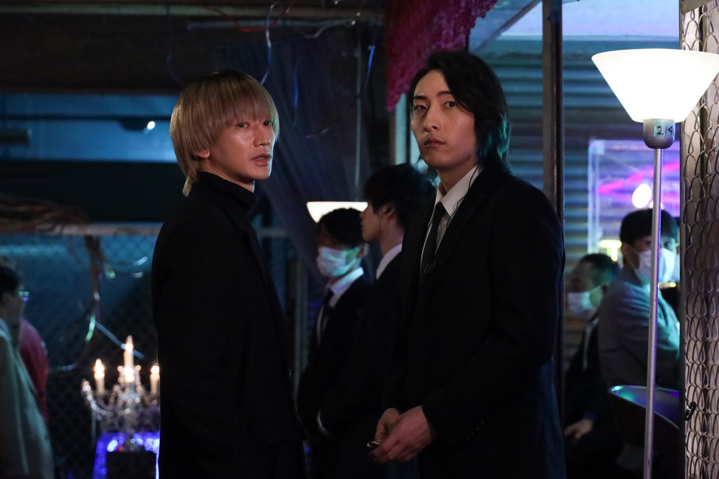 「ミステリと言う勿れ」第11話より、永山瑛太（左）とビッケブランカ（右）。