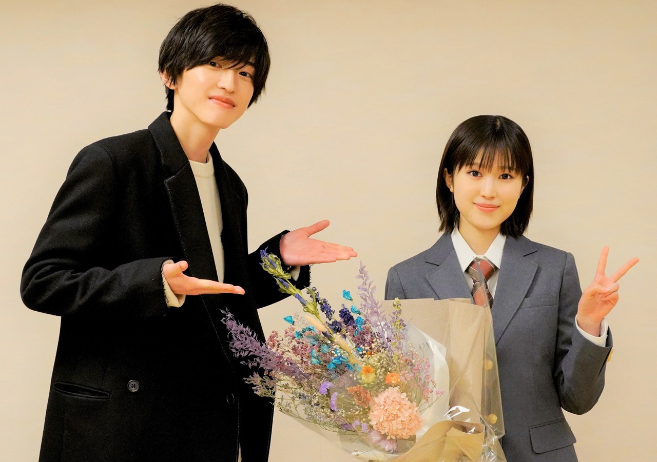 左から道枝駿佑（なにわ男子）、福本莉子。 (c)2022「今夜、世界からこの恋が消えても」製作委員会