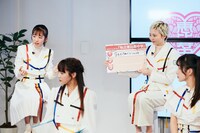 前列左から中山莉子、桜木心菜、真山りか、安本彩花（私立恵比寿中学）。