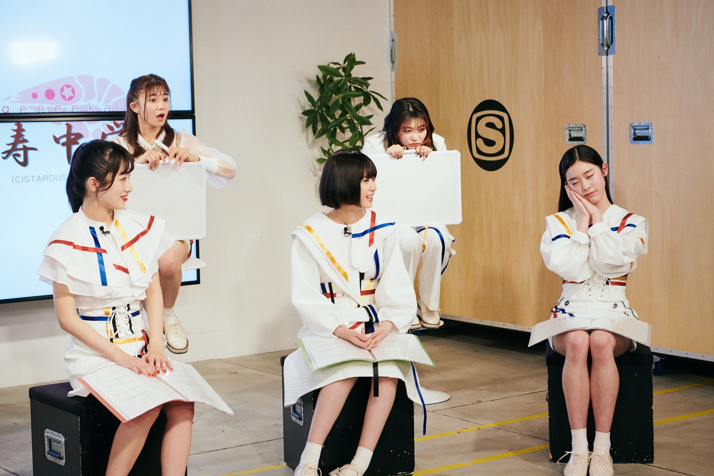 前列左から桜木心菜、小久保柚乃、風見和香、星名美怜、柏木ひなた（私立恵比寿中学）。