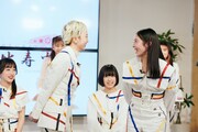 前列左から安本彩花、風見和香（私立恵比寿中学）。