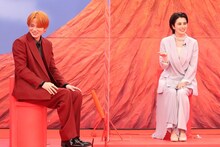 左から菊池風磨（Sexy Zone）、ホラン千秋。(c)フジテレビ