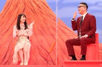 左から高橋ひかる、長谷川忍（シソンヌ）。(c)フジテレビ