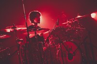 ORANGE RANGEサポートメンバーの哲之（Dr）。（撮影：村長 @son_tkhs）