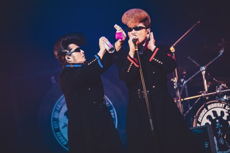 氣志團のステージにて、綾小路翔（右 / Vo）のリーゼントをお直しする早乙女光（左 / Dance & Scream）。（撮影：村長 @son_tkhs）