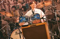 伊地知潔（Dr）（撮影：山川哲矢）