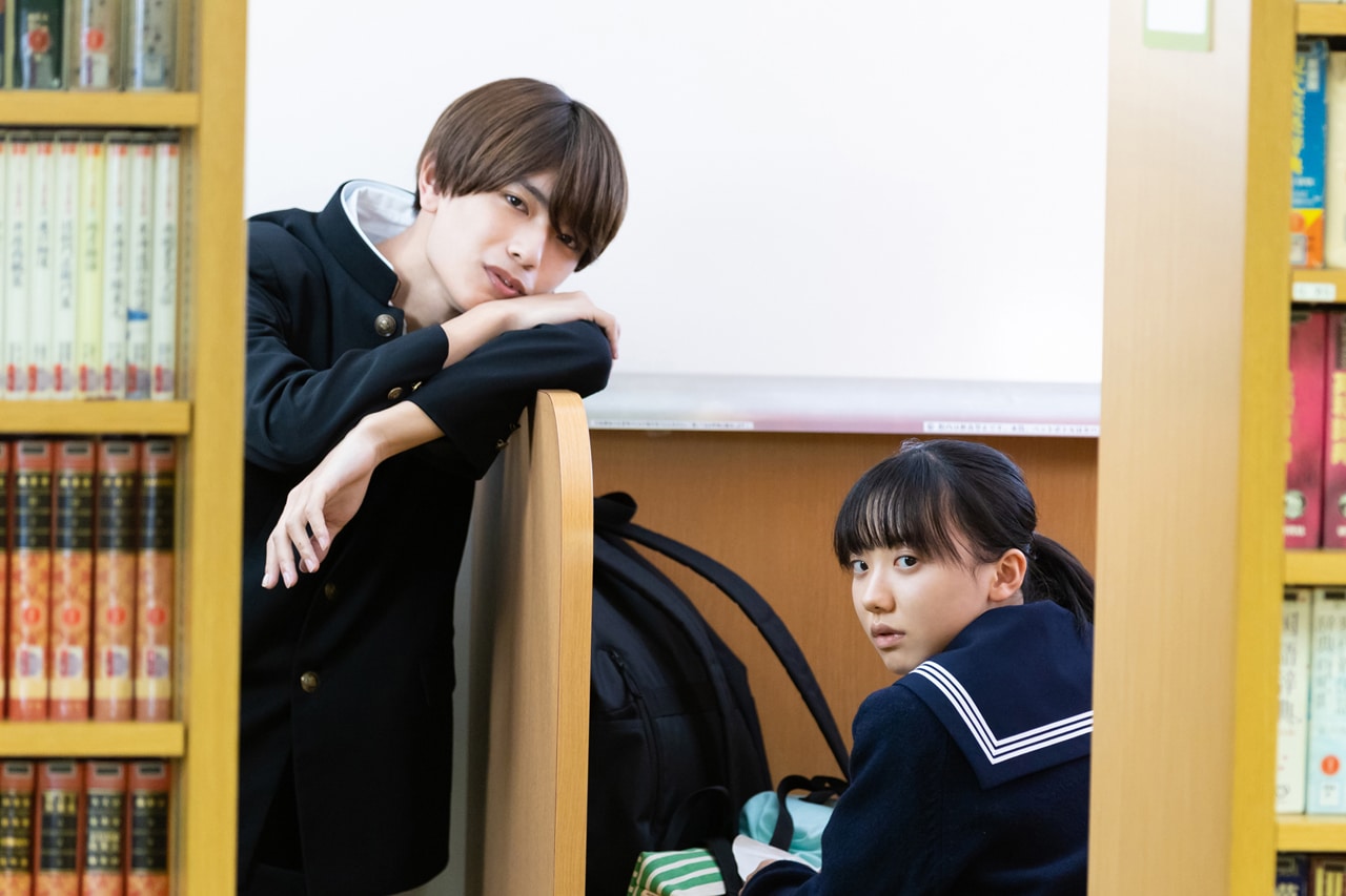 学ラン姿のなにわ男子・高橋恭平が芦田愛菜と図書館に、映画「メタモルフォーゼの縁側」場面写真で