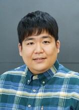 都賀真一役の遊佐亮介。