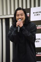 恐縮そうにDJ松永の遅刻を報告するR-指定（Creepy Nuts）。