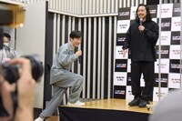 遅れて来たDJ松永（Creepy Nuts / 左）。