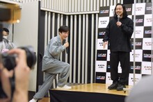 遅れて来たDJ松永（Creepy Nuts / 左）。