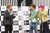 EXIT（右）のJO1風の挨拶に反応する白岩瑠姫（JO1）。