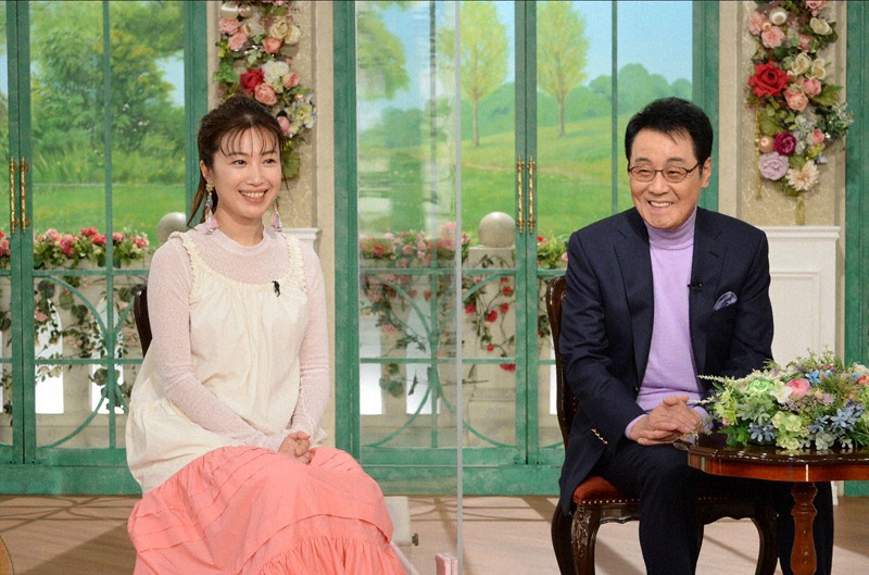 左から村治佳織、五木ひろし。(c)テレビ朝日