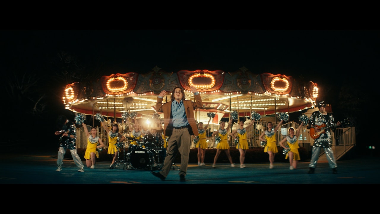 谷口鮪が走って踊って絶叫マシンに乗せられる、KANA-BOON「メリーゴーランド」のMV