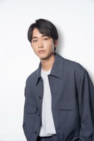 「100枚の写真、100回の後悔」で主演を務める佐藤寛太。
