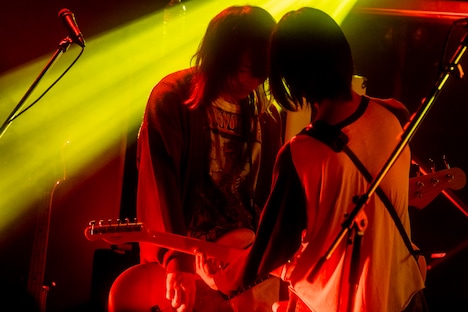 左からニシマケイ（B, Cho）、高橋響（Vo, G）。（Photo by Viola Kam［V'z Twinkle］）