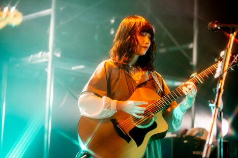 尾崎リノ（Vo, G）（Photo by Viola Kam［V'z Twinkle］）